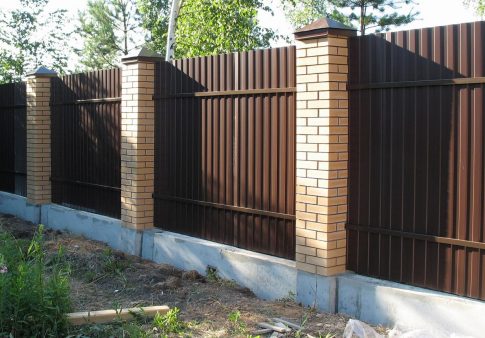 Элегантный забор с бетонным основанием